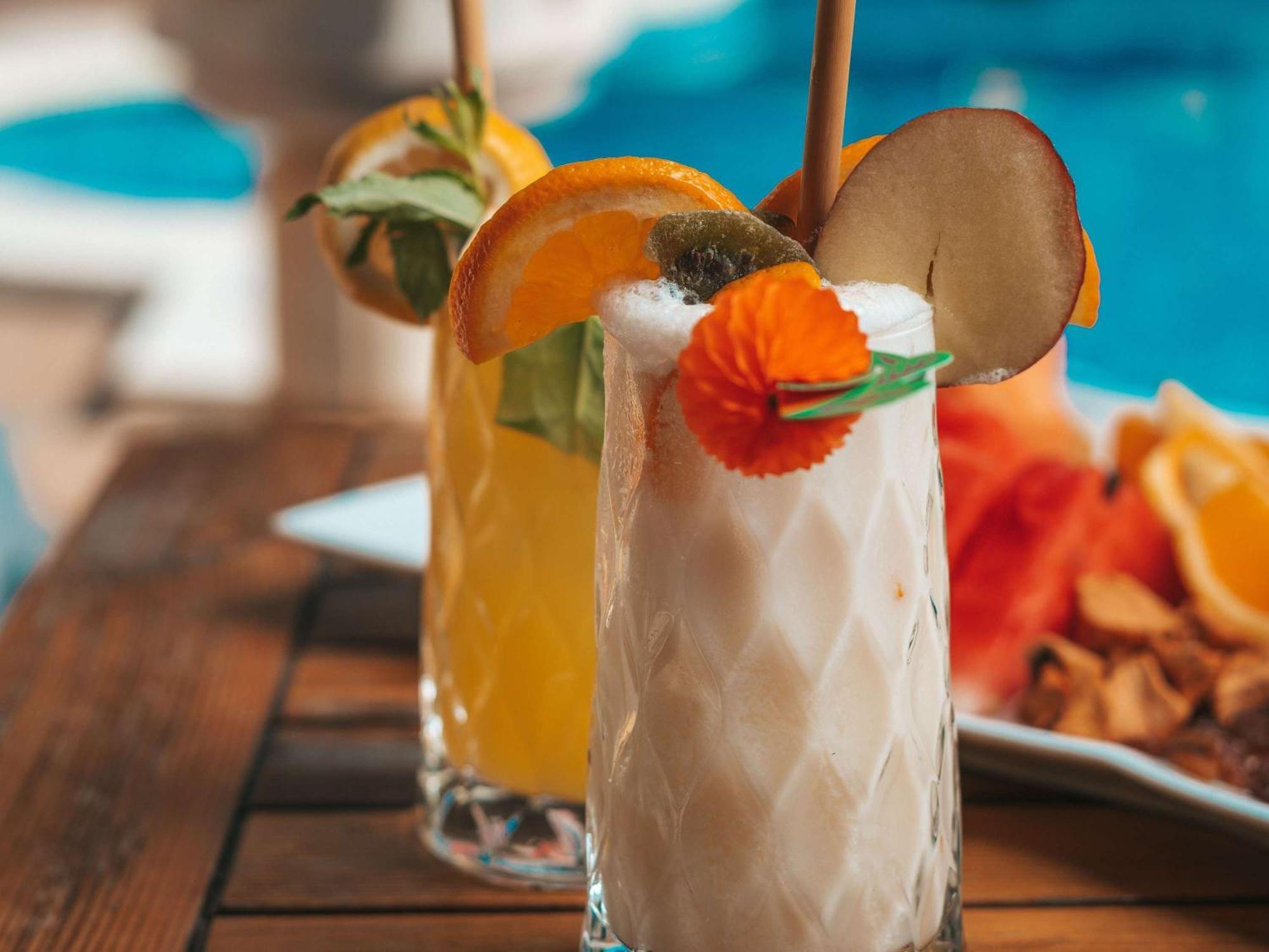 Moevenpick Hotel & Apartments Ghala Maskat Dış mekan fotoğraf A coconut margarita