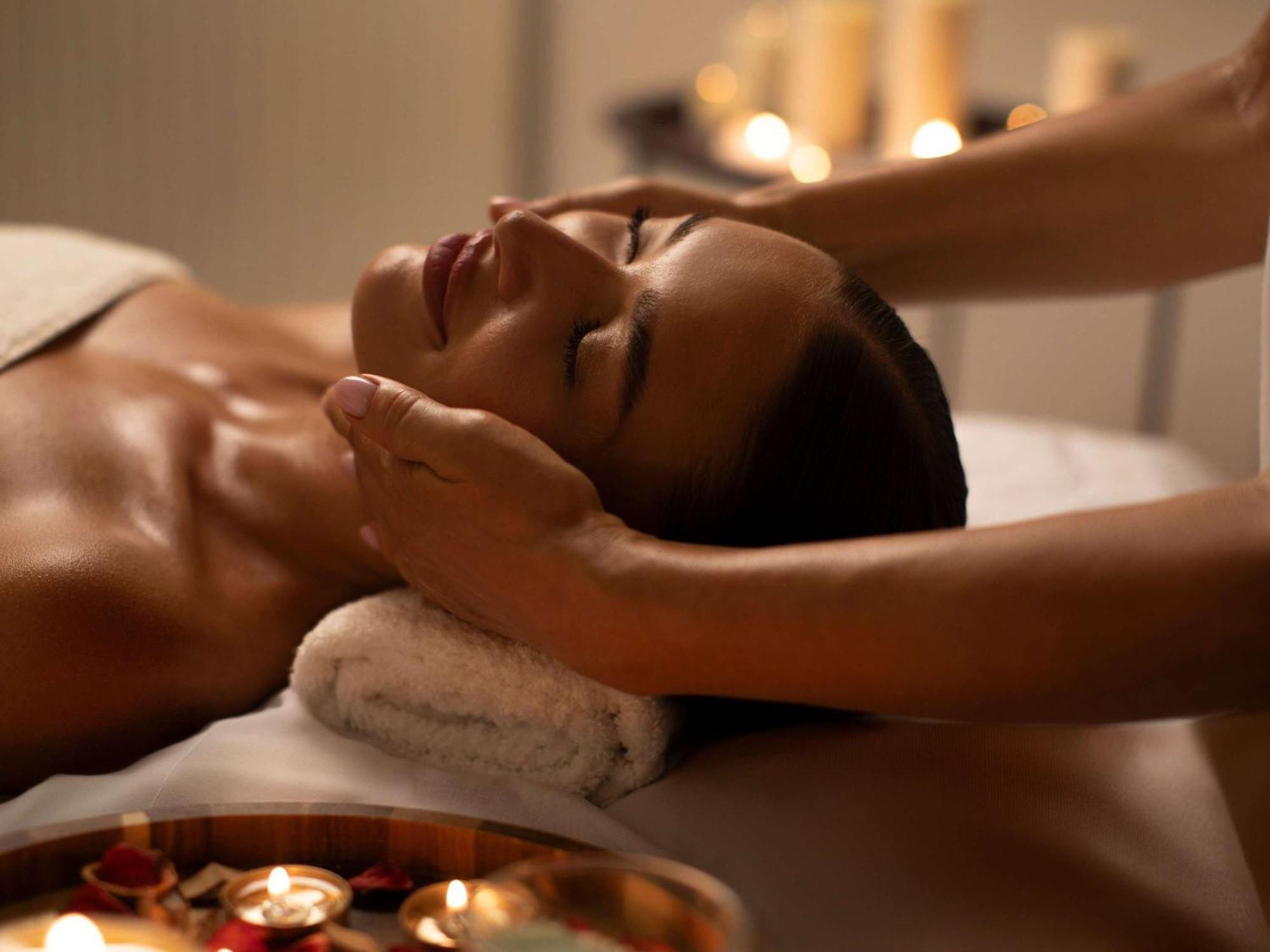 Moevenpick Hotel & Apartments Ghala Maskat Dış mekan fotoğraf A woman receiving a facial massage