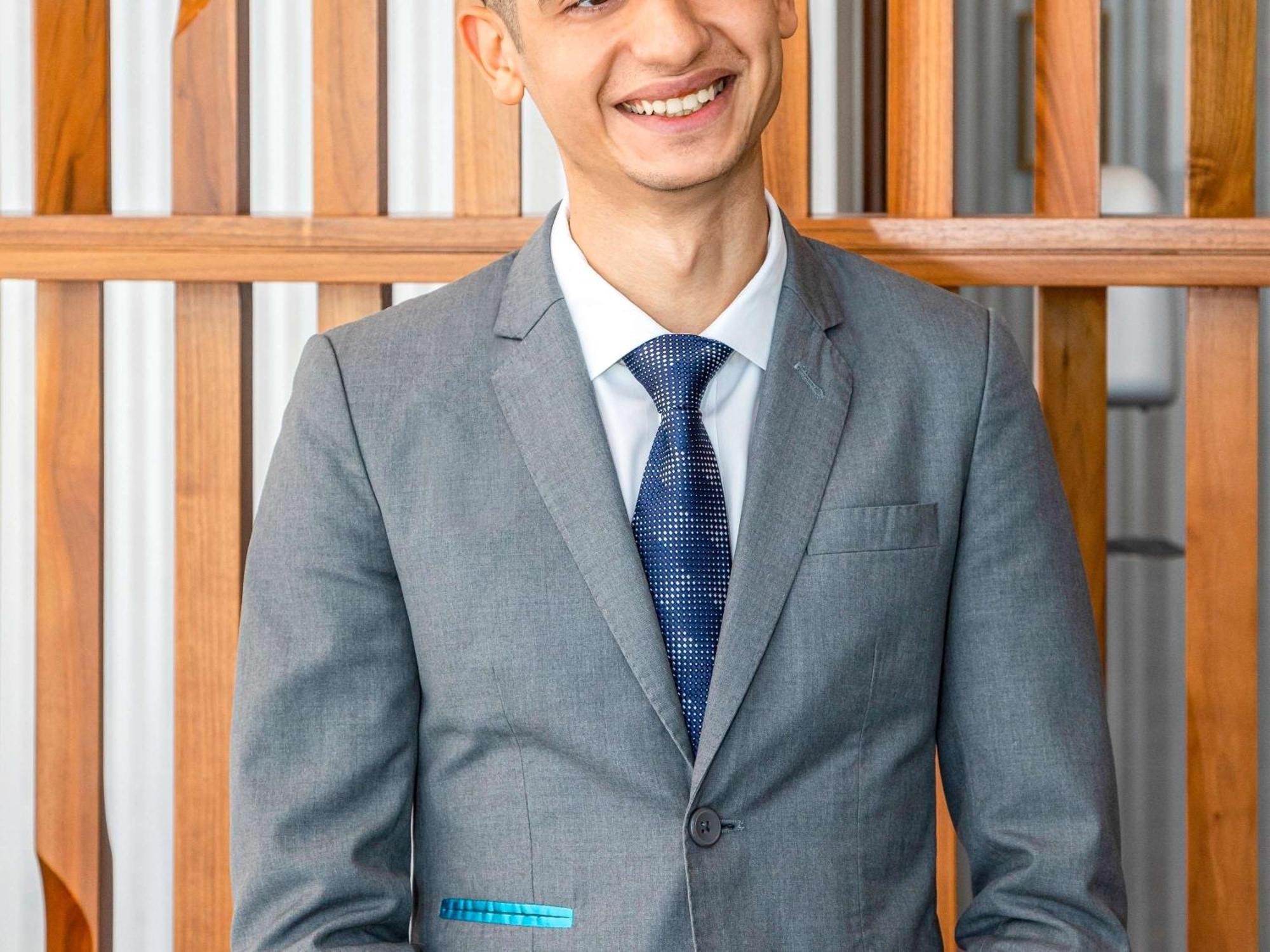 Moevenpick Hotel & Apartments Ghala Maskat Dış mekan fotoğraf A man wearing a suit