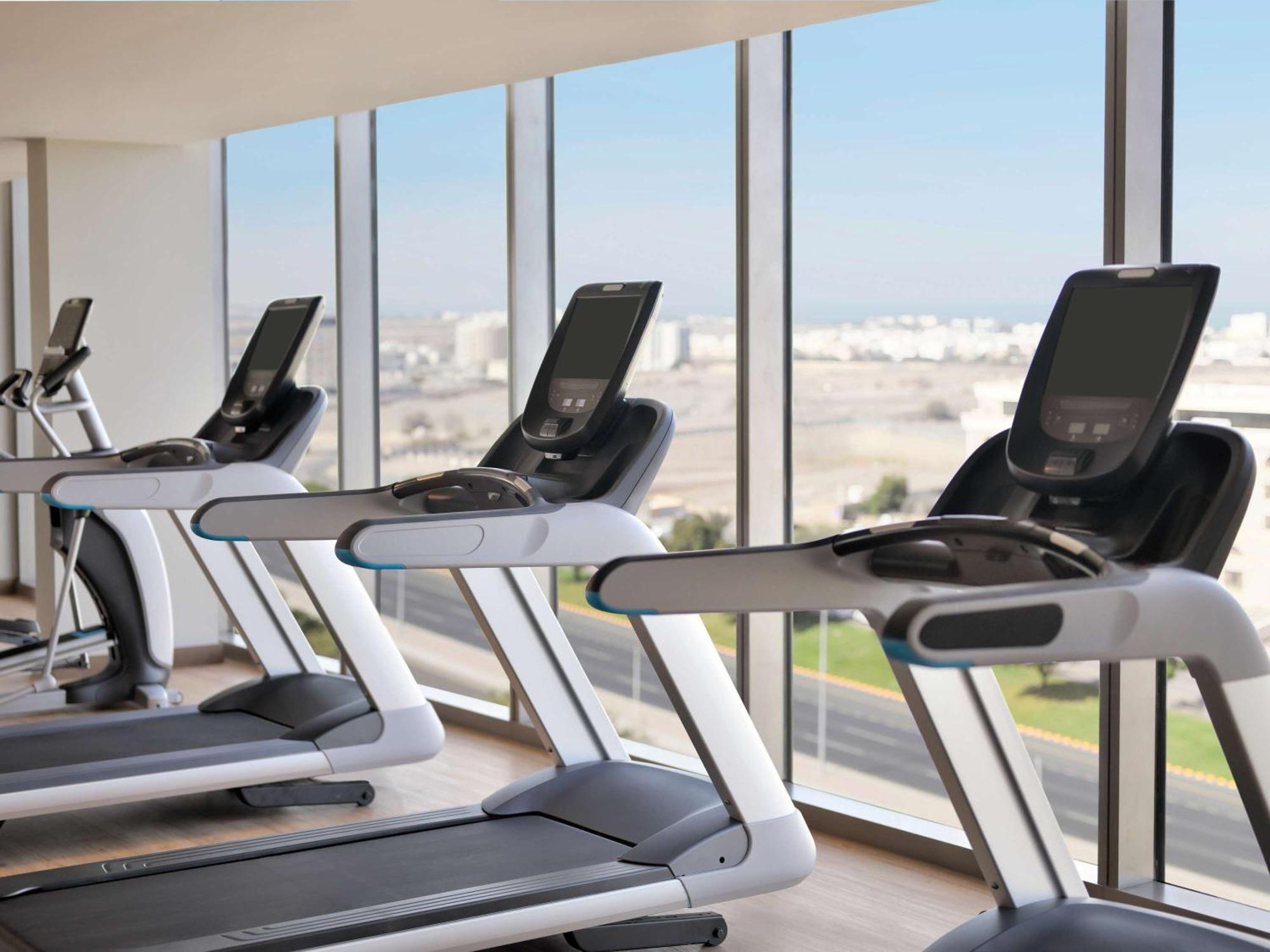 Moevenpick Hotel & Apartments Ghala Maskat Dış mekan fotoğraf The gym at the hotel