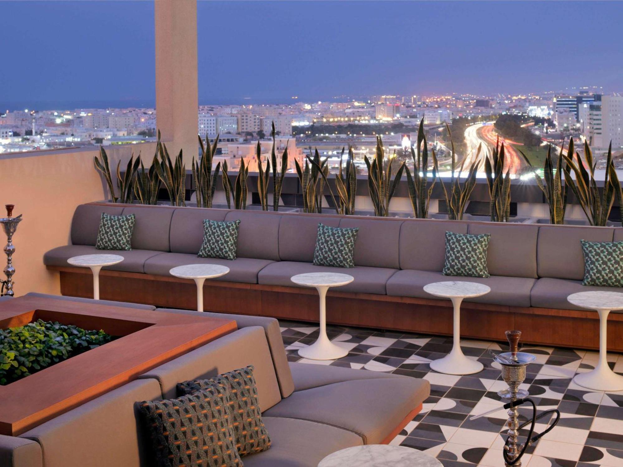 Moevenpick Hotel & Apartments Ghala Maskat Dış mekan fotoğraf The rooftop lounge at the Hotel Indigo
