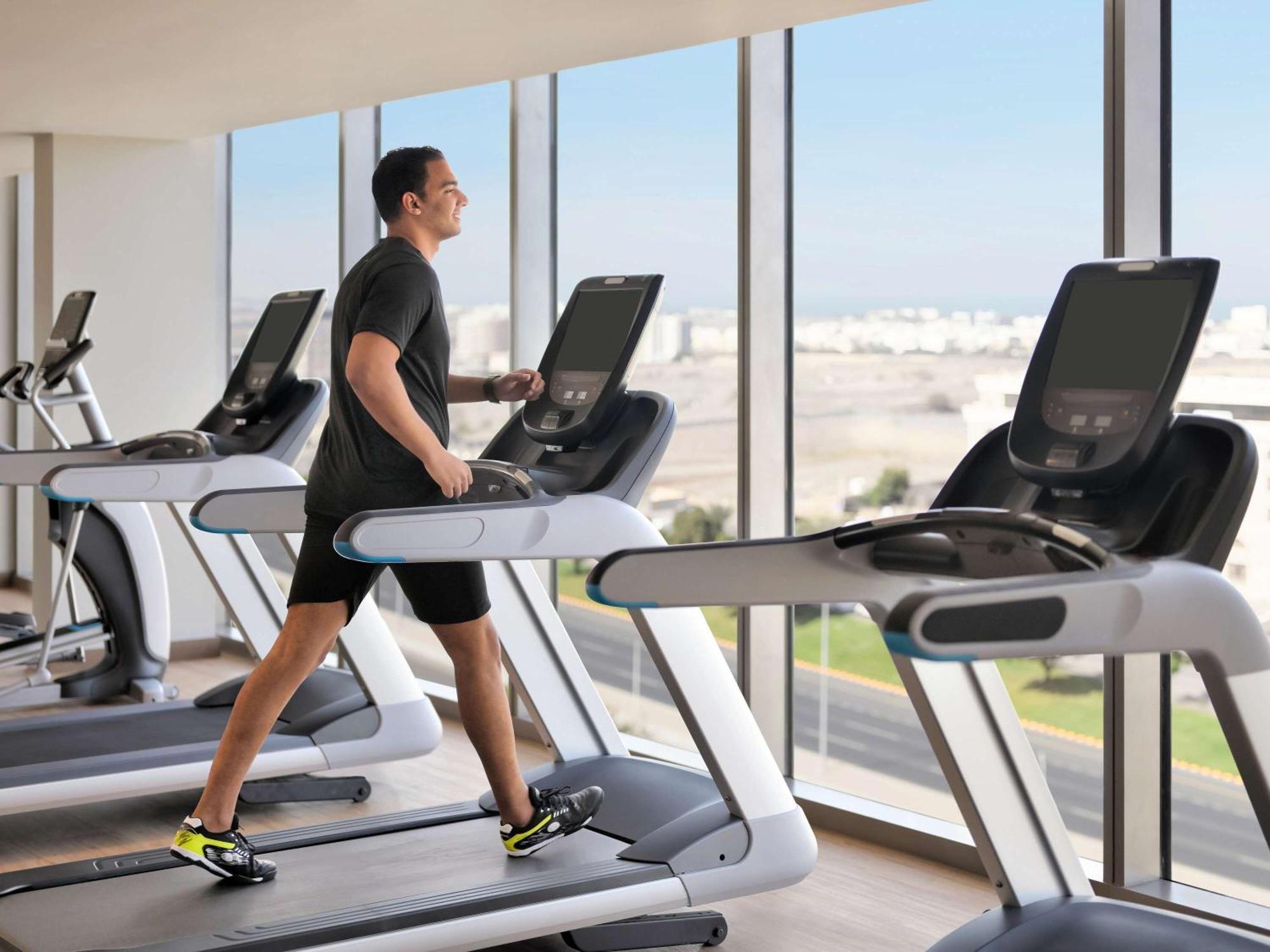 Moevenpick Hotel & Apartments Ghala Maskat Dış mekan fotoğraf A treadmill