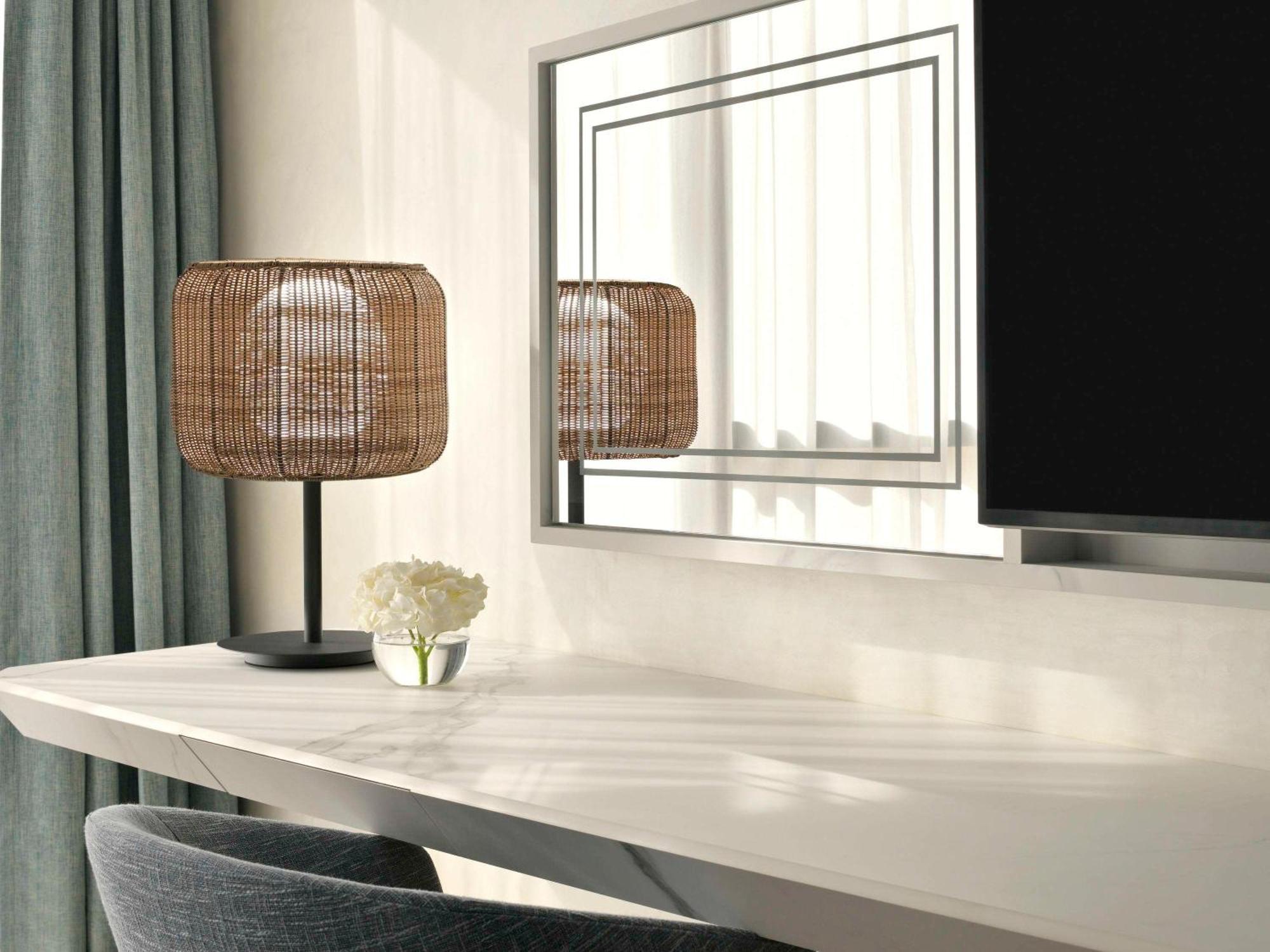Moevenpick Hotel & Apartments Ghala Maskat Dış mekan fotoğraf A table lamp