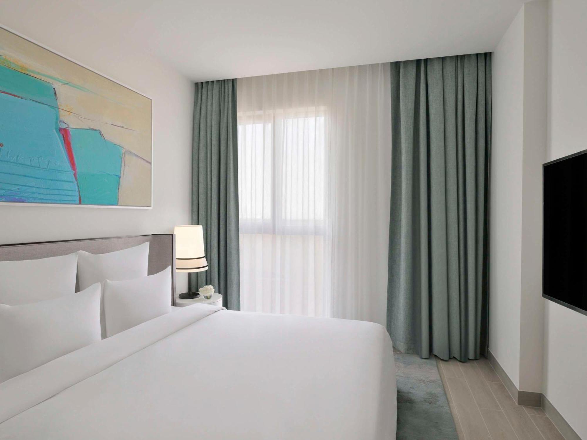 Moevenpick Hotel & Apartments Ghala Maskat Dış mekan fotoğraf A bedroom at the hotel