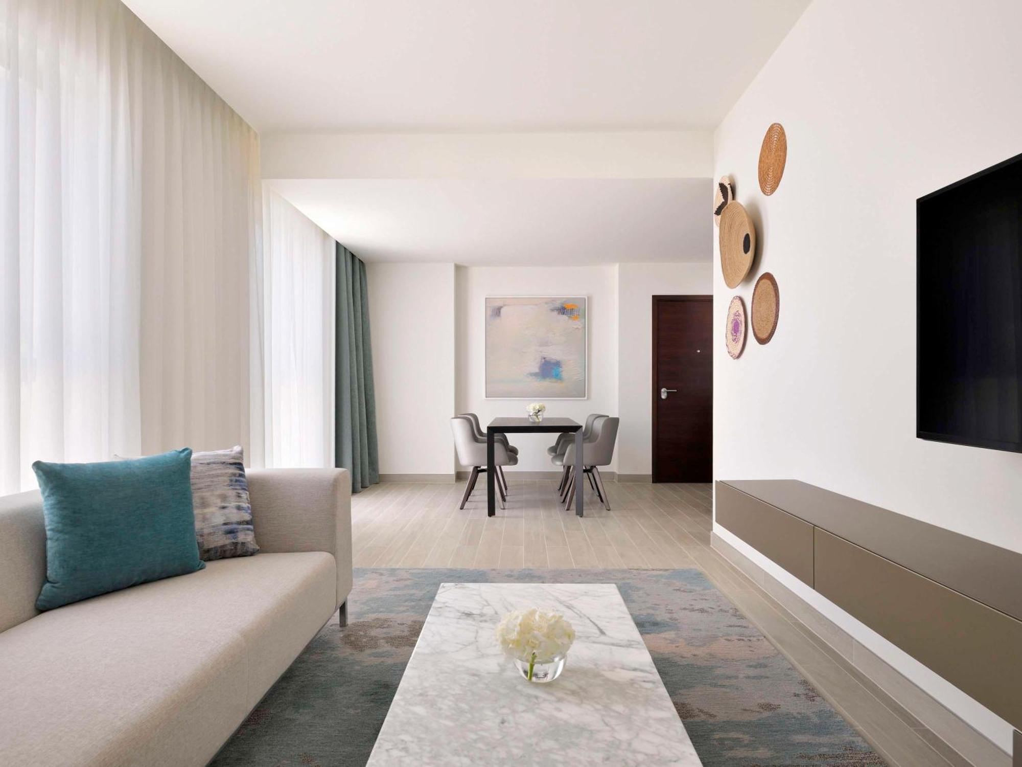 Moevenpick Hotel & Apartments Ghala Maskat Dış mekan fotoğraf A living room at the hotel