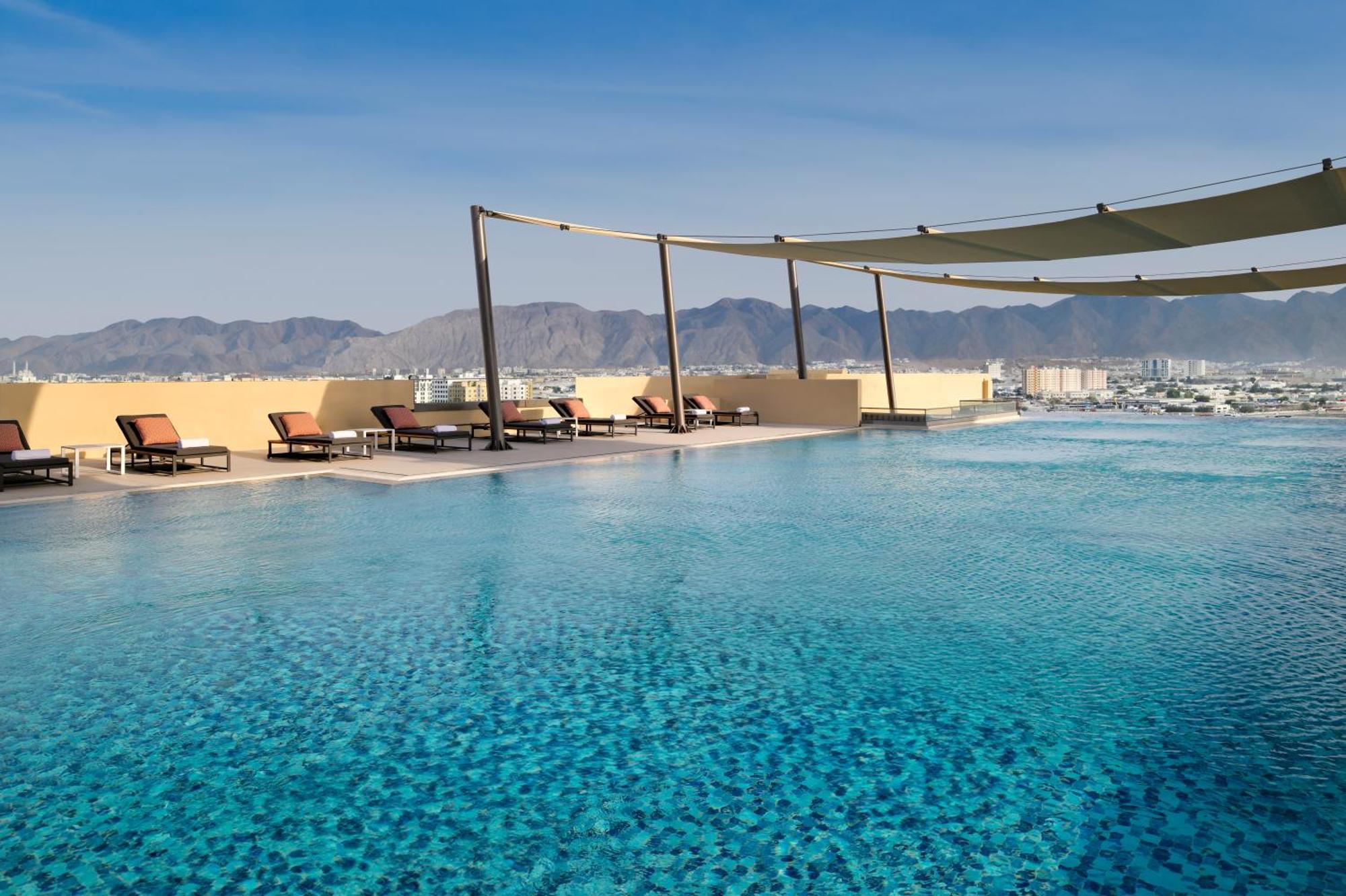 Moevenpick Hotel & Apartments Ghala Maskat Dış mekan fotoğraf The pool at the Ritz-Carlton, Bahrain